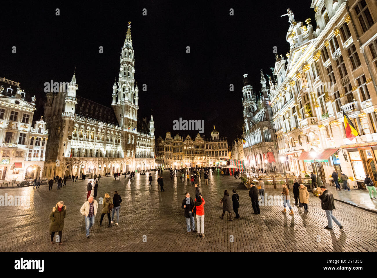 Nacht am Grote Markt (La Grand-Place), ein UNESCO-Weltkulturerbe in zentrale Brüssel, Belgien. Kunstvollen, historischen Gebäuden gesäumt, ist der gepflasterten Platz die wichtigste touristische Attraktion in Brüssel. Stockfoto