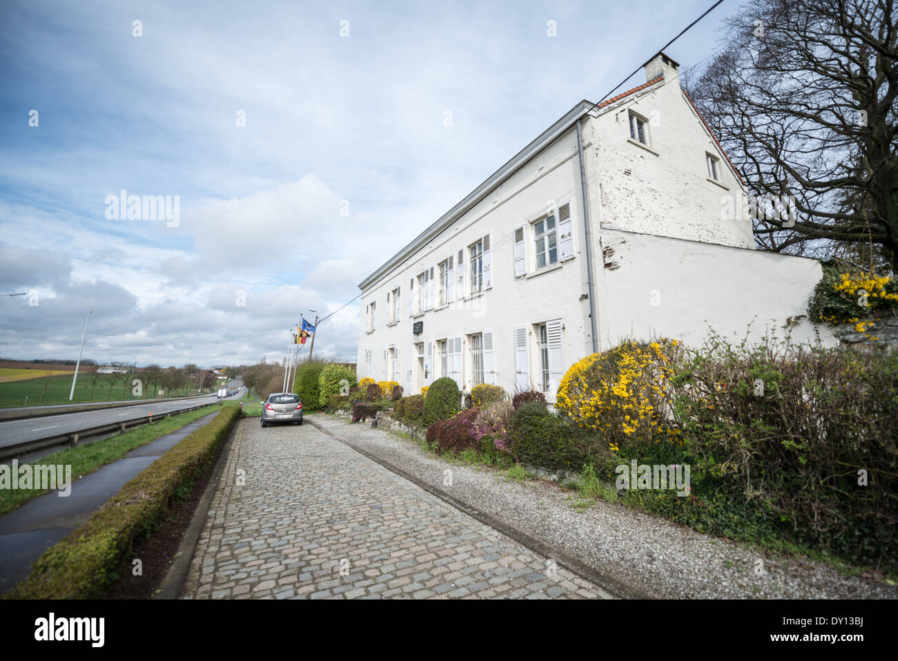 Ferme du Caillou Napoleons Hauptquartier Waterloo Belgium // WATERLOO, Belgien — das historische Farmhaus Ferme du Caillou, in dem Napoleon Bonaparte seine letzte Nacht vor der Schlacht von Waterloo verbrachte. Dieses erhaltene belgische Bauernhaus, heute ein Museum, diente vom 17. Bis 18. Juni 1815 als letztes Hauptquartier des französischen Kaisers. Das Gebäude behält seinen architektonischen Charakter des frühen 19. Jahrhunderts bei und beherbergt Exponate, die mit Napoleons letzter Kampagne in Zusammenhang stehen. Stockfoto Ferme du Caillou Napoleons Hauptquartier Waterloo Belgium // WATERLOO, Belgien — das historische Farmhaus Ferme du Caillou, in dem Napoleon Bonaparte seine letzte Nacht vor der Schlacht von Waterloo verbrachte. Dieses erhaltene belgische Bauernhaus, heute ein Museum, diente vom 17. Bis 18. Juni 1815 als letztes Hauptquartier des französischen Kaisers. Das Gebäude behält seinen architektonischen Charakter des frühen 19. Jahrhunderts bei und beherbergt Exponate, die mit Napoleons letzter Kampagne in Zusammenhang stehen. Stockfoto