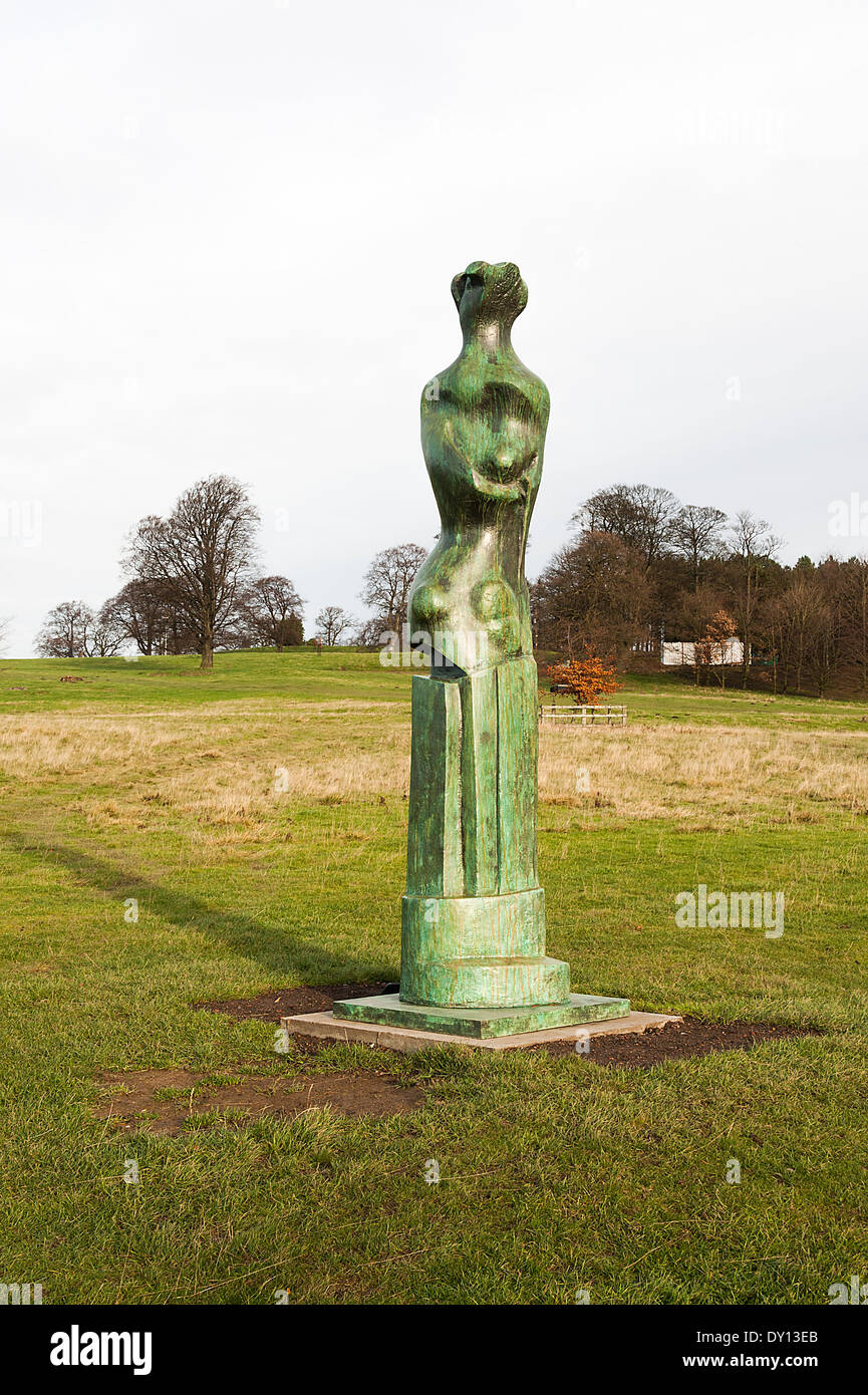 Die Skulptur von Henry Moore in Yorkshire Sculpture Park West Bretton Wakefield England Großbritannien aufrecht Motiv Nr. 9 Stockfoto