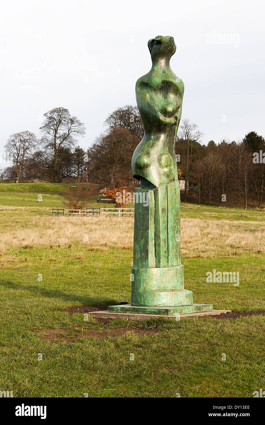 Die Skulptur von Henry Moore in Yorkshire Sculpture Park West Bretton Wakefield England Großbritannien aufrecht Motiv Nr. 9 Stockfoto