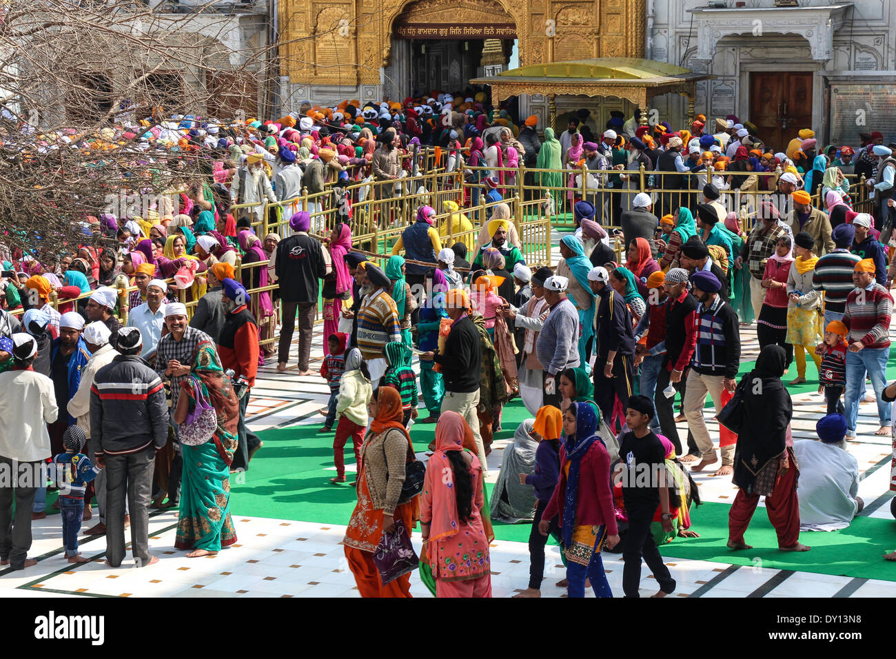 Große Zahl von Menschen vor Akal Takht und Darshan Deori in den goldenen Tempel, Teppiche auf Boden und Marmorböden Stockfoto