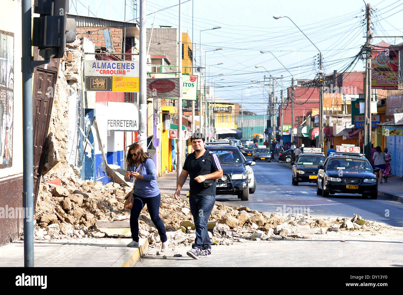 Arica, Chile. 2. April 2014. Bewohner Fuß vor einer zerfetzten nach Hause nach einem Erdbeben am Dienstagabend, in Arica, Chile, auf 2. April 2014. Ein 8,2-Erdbeben traf vor der nördlichen Küste von Chile Dienstag, verlassen, fünf Menschen getötet und drei schwer verletzt, während Tausende von Menschen durch einen Tsunami-Alarm evakuiert wurden. Bildnachweis: Agencia Uno/Xinhua/Alamy Live-Nachrichten Stockfoto