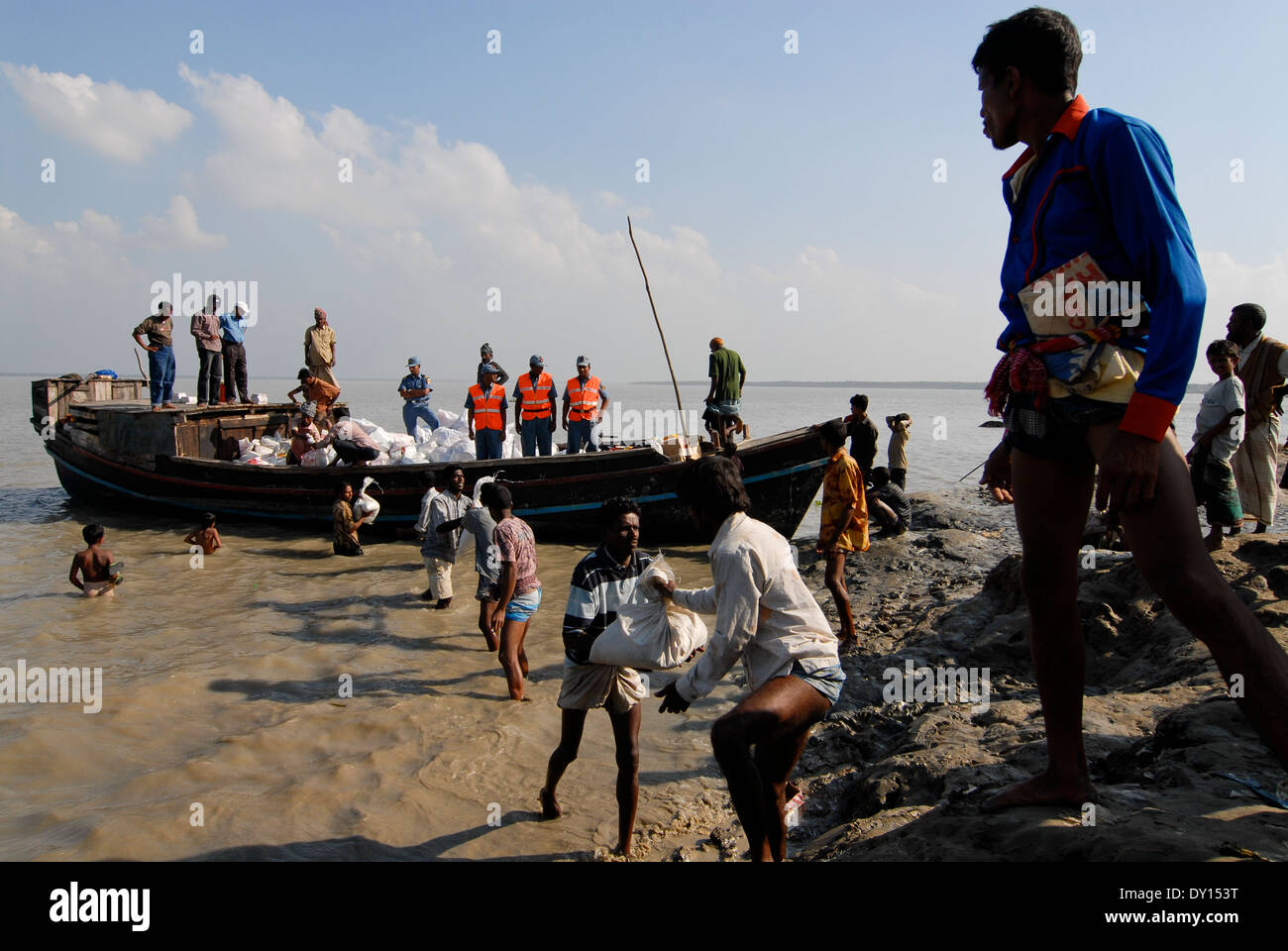 Bangladesch Distrikt Bagerhat, Zyklon Sidr und Flut Dörfer im Süden khali zerstören, Fluss Balaswar, die Verteilung der Hilfsgüter an die betroffenen Menschen in den Dörfern, Taschen aus Saudi-arabien werden von einem muslimischen NGO verteilt Stockfoto