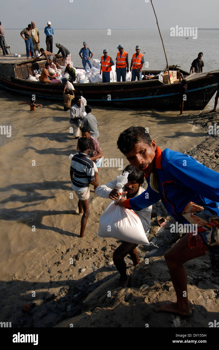 Bangladesch Distrikt Bagerhat, Zyklon Sidr und Flut Dörfer im Süden khali zerstören, Fluss Balaswar, die Verteilung der Hilfsgüter an die betroffenen Menschen in den Dörfern, Taschen aus Saudi-arabien werden von einem muslimischen NGO verteilt Stockfoto
