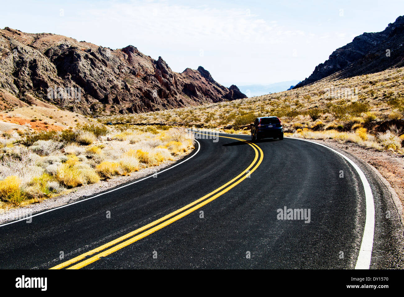 Asphaltierte Straße in Wüste Nevada USA Vereinigte Staaten von Amerika Stockfoto
