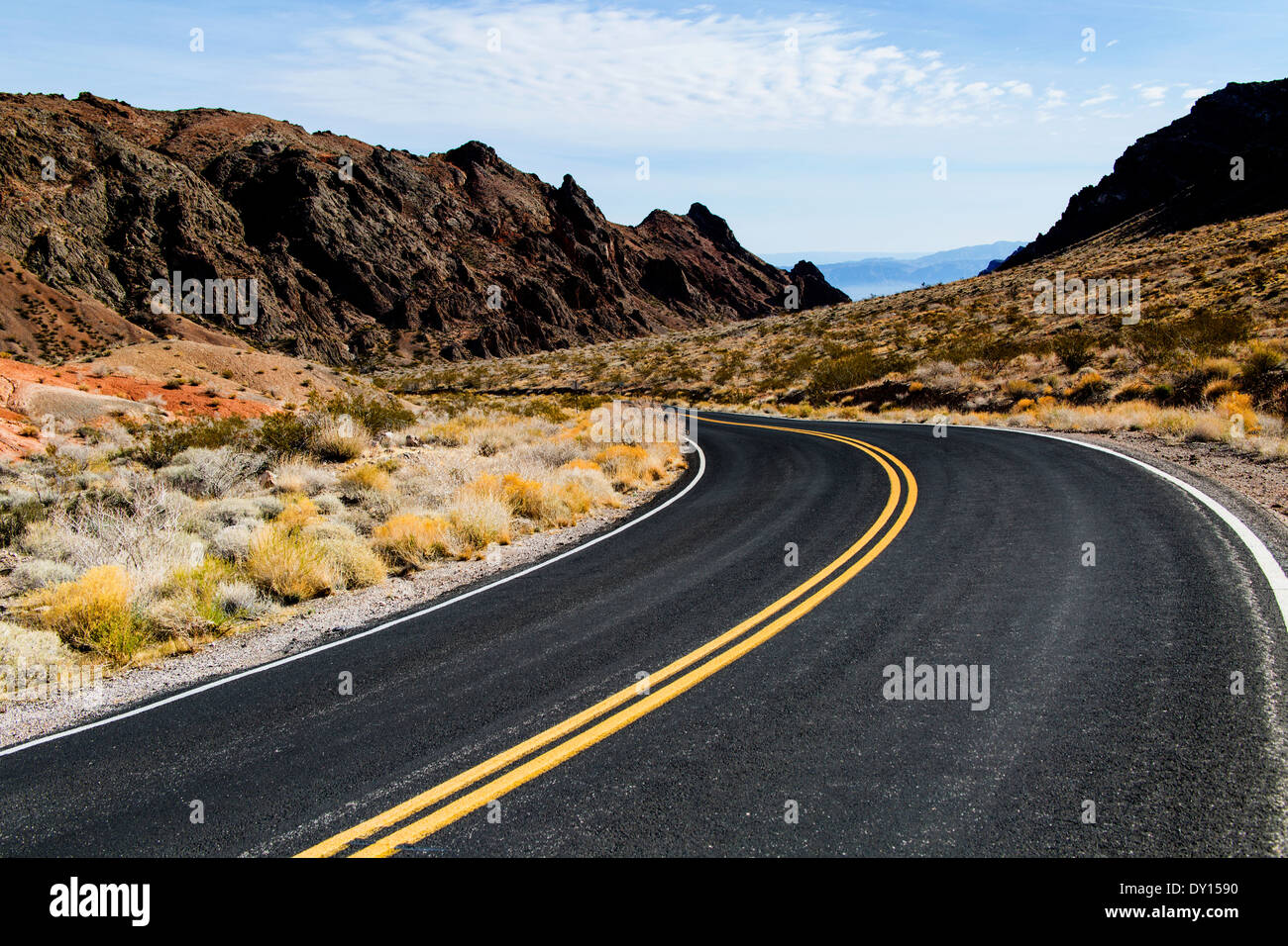 Asphaltierte Straße in Wüste Nevada USA Vereinigte Staaten von Amerika Stockfoto