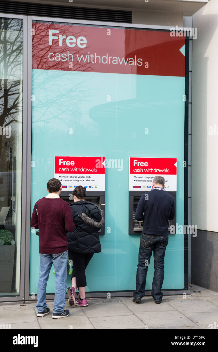 Personen, die Bargeld von Geldautomaten in London England Vereinigtes Königreich Großbritannien Stockfoto