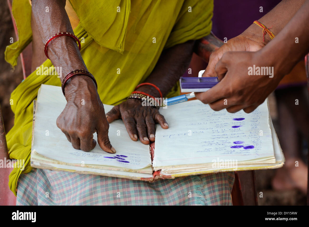 INDIEN Jharkhand, NGO Birsa organisieren Adivasi, um für ihre Landrechte zu kämpfen, Treffen im Dorf, Stammesfrauen unterschreiben mit Daumendruck, geplanter Stamm Stockfoto