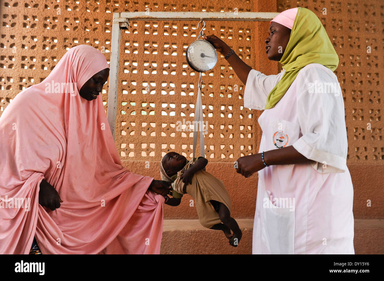 NIGER Zinder, Ernährung Projekt für kleine Kinder der katholischen Kirche und das WFP in KARA-KARA, durch den Klimawandel, Trockenheit und wachsende Bevölkerung der Sahelzone ist ein ständiges Problem Zone Stockfoto