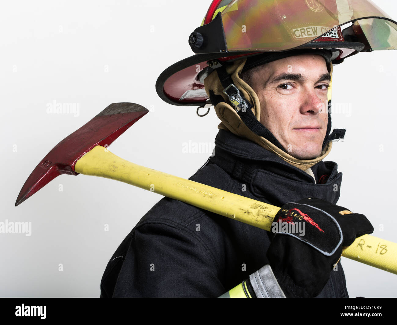 Männlichen Feuerwehrmann in uniform mit Atmung Apparat und Axt strukturelle Brandbekämpfung Stockfoto