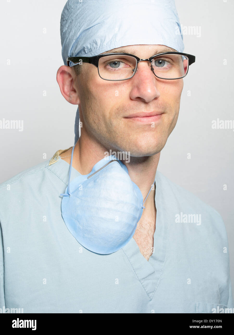 Gut aussehend männlichen Medic medizinische Peelings und Brille tragen. Arzt / Arzt / Krankenschwester Stockfoto