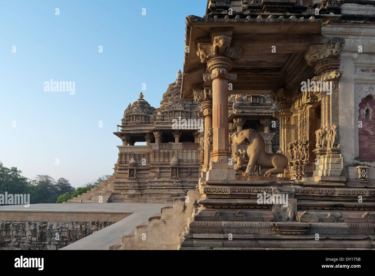 Khajuraho, Indien, Khajuraho Tempel, Mahadeva (Nächste) und Kandariya-Mahedev Tempel (am weitesten), Gruppe West. Sonnenuntergang Stockfoto