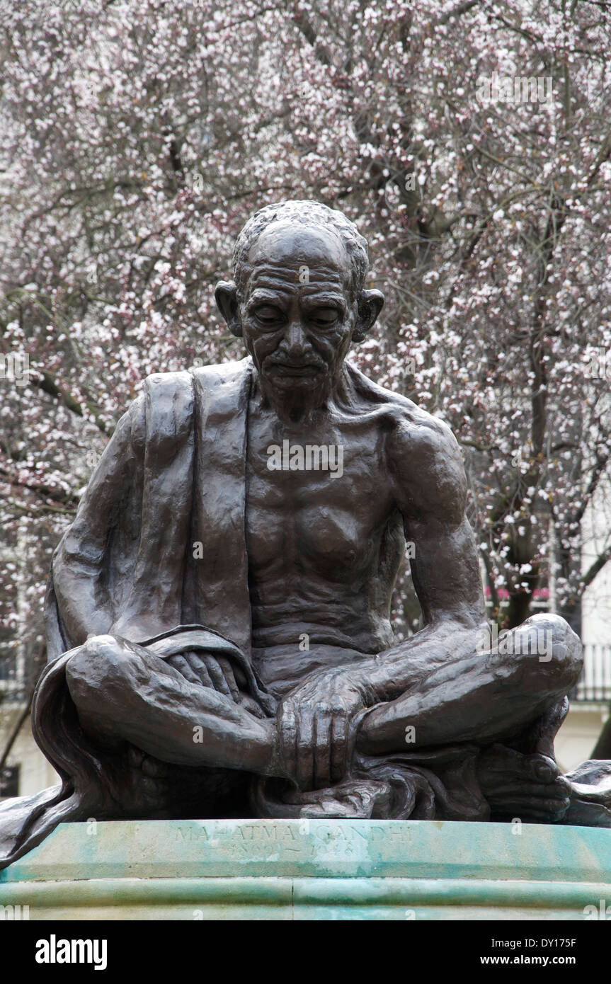 Eine Statue von Mahatma Gandhi, der Anführer der Indiens Kampf für die Unabhängigkeit vom britischen Mutterland. Tavistock Square, London, England, Vereinigtes Königreich. Stockfoto