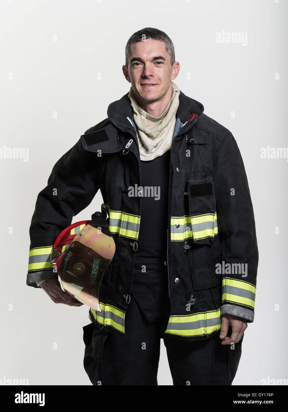 Männlichen Feuerwehrmann in uniform mit Atmung Apparat und Axt strukturelle Brandbekämpfung Stockfoto