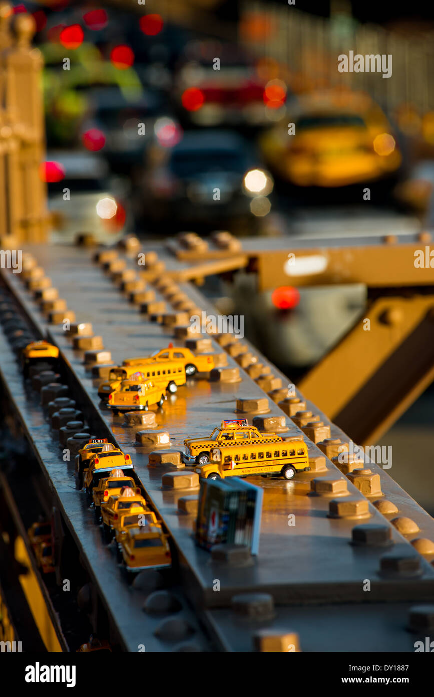 New York gelbes Taxi Cabs und Schulbusse Souvenirs auf der Brooklynbridge Stockfoto