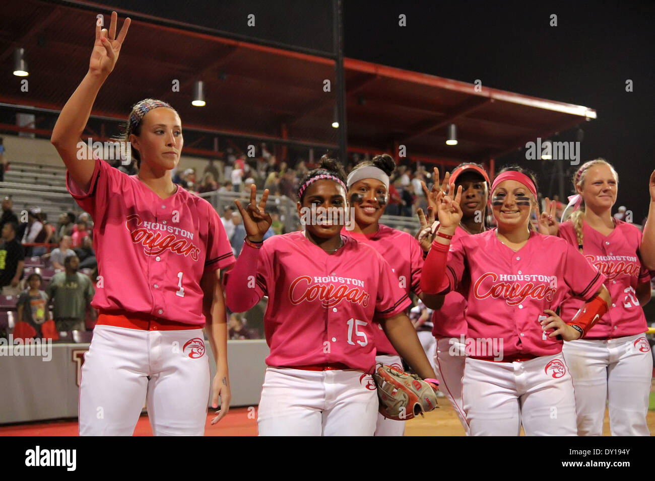 Houston, Texas, USA. 2. April 2014. 2. April 2014: Mitglieder des Houston Cougars begrüssen die Fans nach ihrem 2: 1-Sieg über Texas A & M von Cougar Softball Stadium in Houston, Texas. © Csm/Alamy Live-Nachrichten Stockfoto