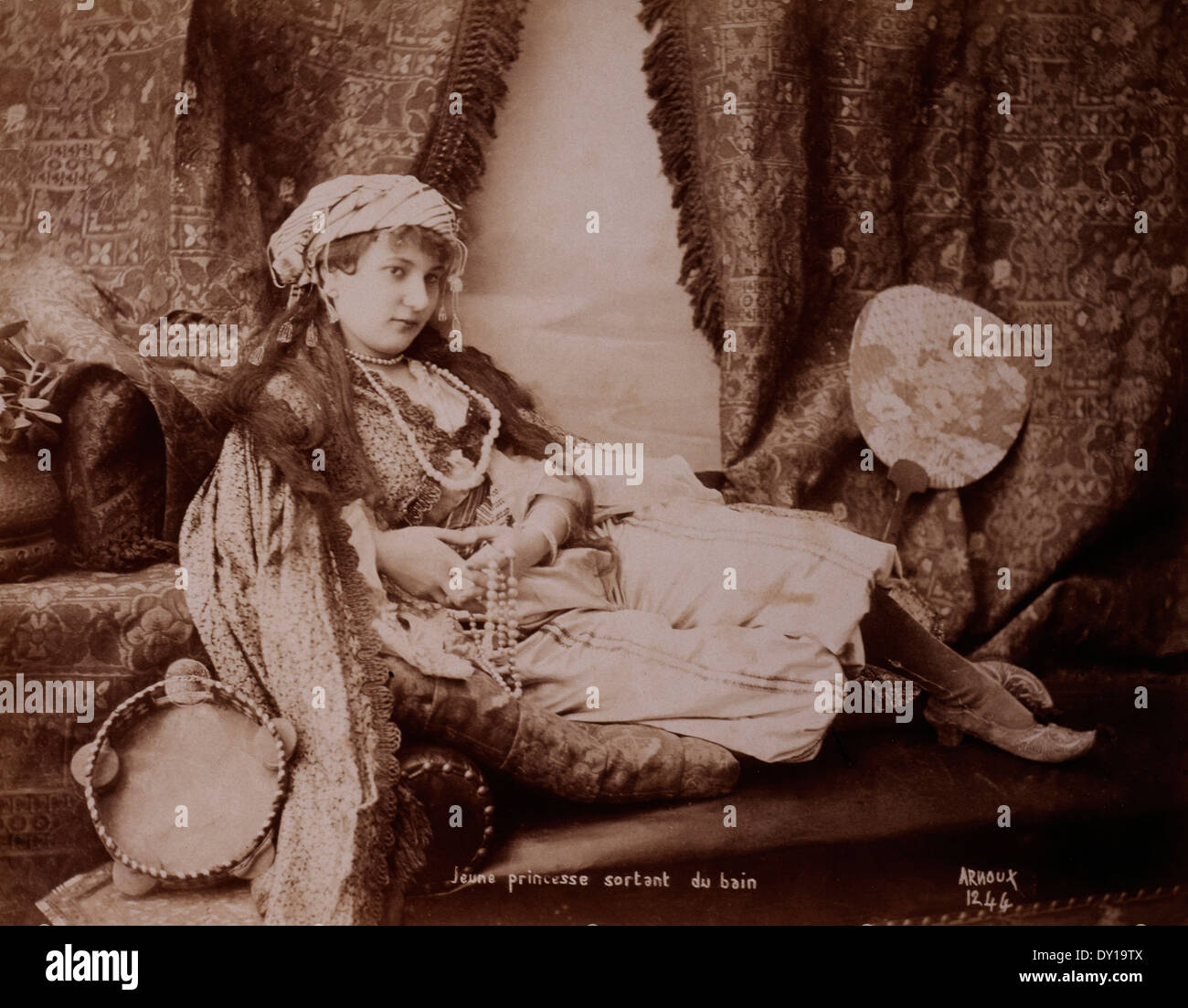 Junge türkische Prinzessin entspannen nach Baden, um 1880 Stockfoto