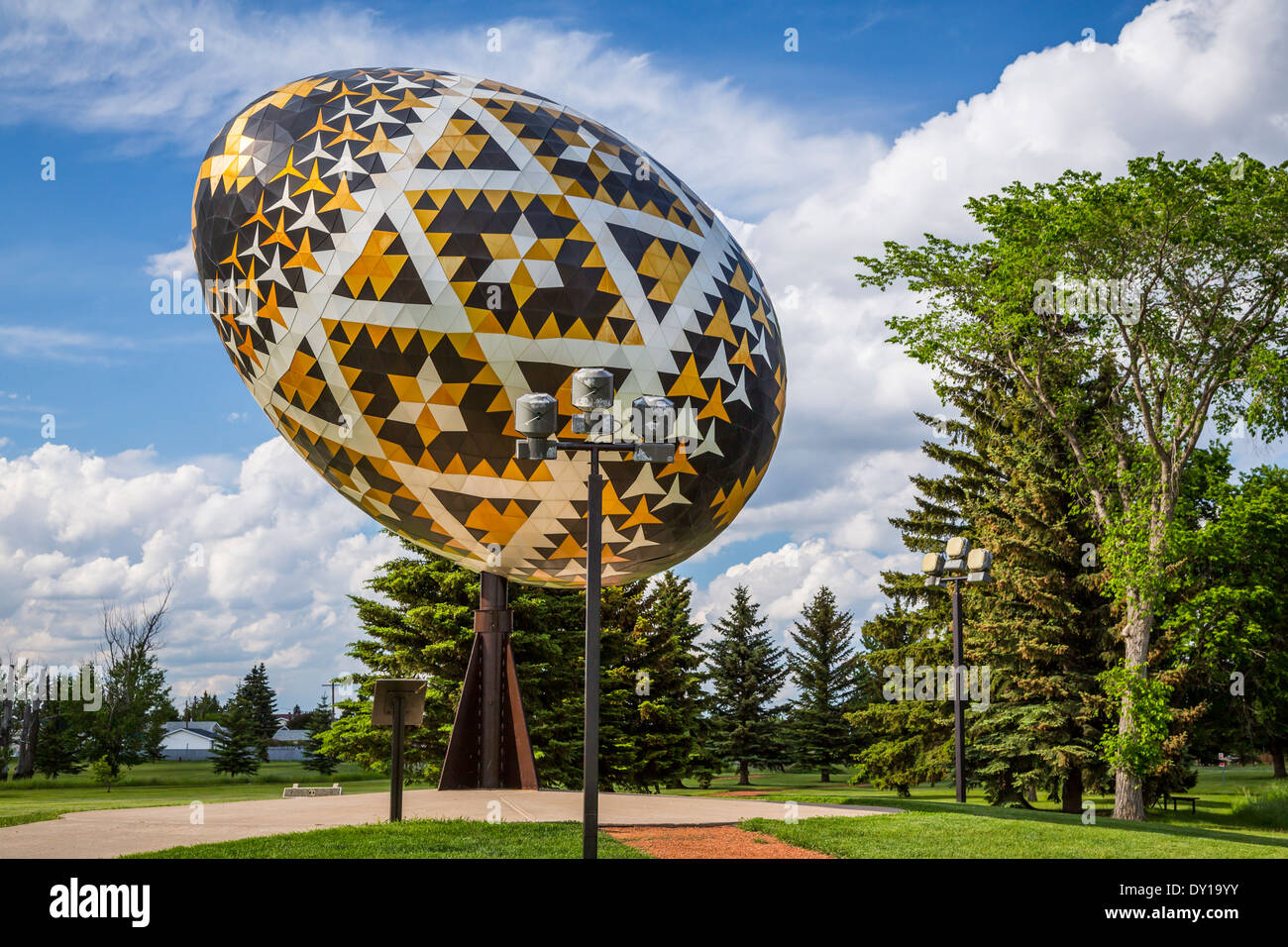 Das große Ei ist eine riesige Skulptur der Pysanka, ein Ukrainisch-Stil-Osterei in Vegreville, Alberta, Kanada. Stockfoto