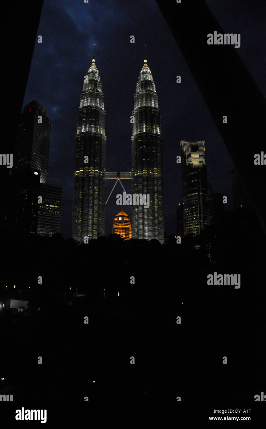 Petronas Twin Tower, Malaysia in der Dämmerung Stockfoto Petronas Twin Tower, Malaysia in der Dämmerung Stockfoto