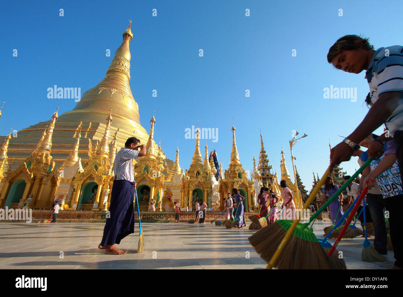 Buddhistische Anhänger fegen die Verbindung in der Shwedagon-Pagode Stockfoto