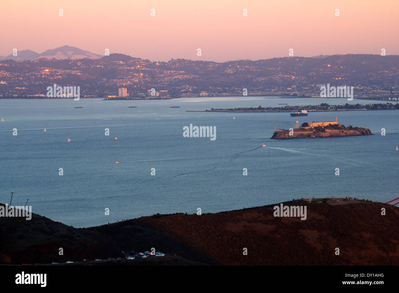 Blick auf Berkeley Hills und Emeryville von Marin Headlands mit Alcatraz State Prison auf der rechten Seite, Bay Area, Kalifornien, USA Stockfoto