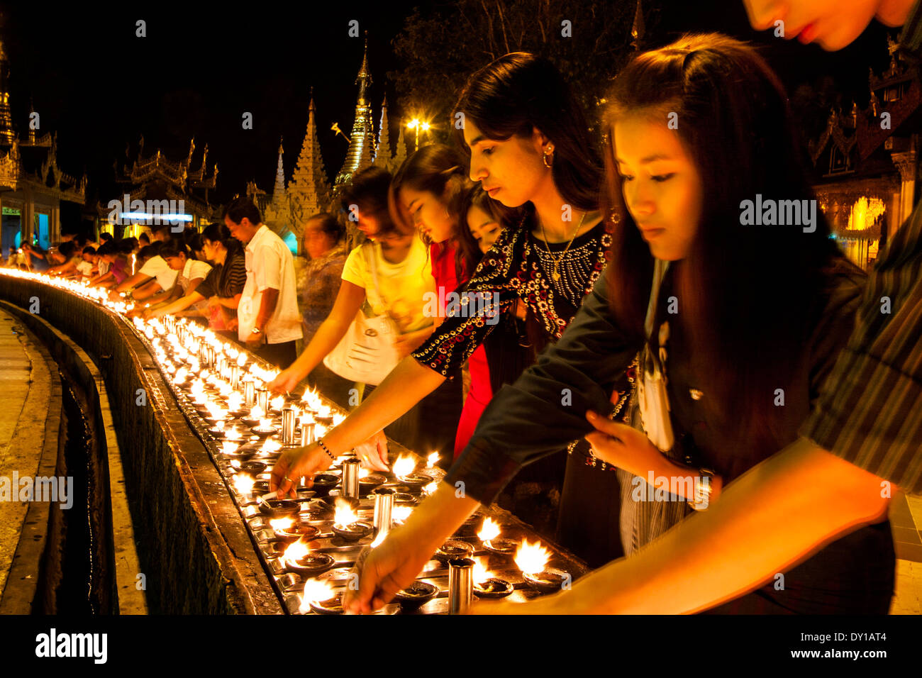 Buddhistische Anhänger Beleuchtung Kerzen an der Shwedagon-Pagode Stockfoto