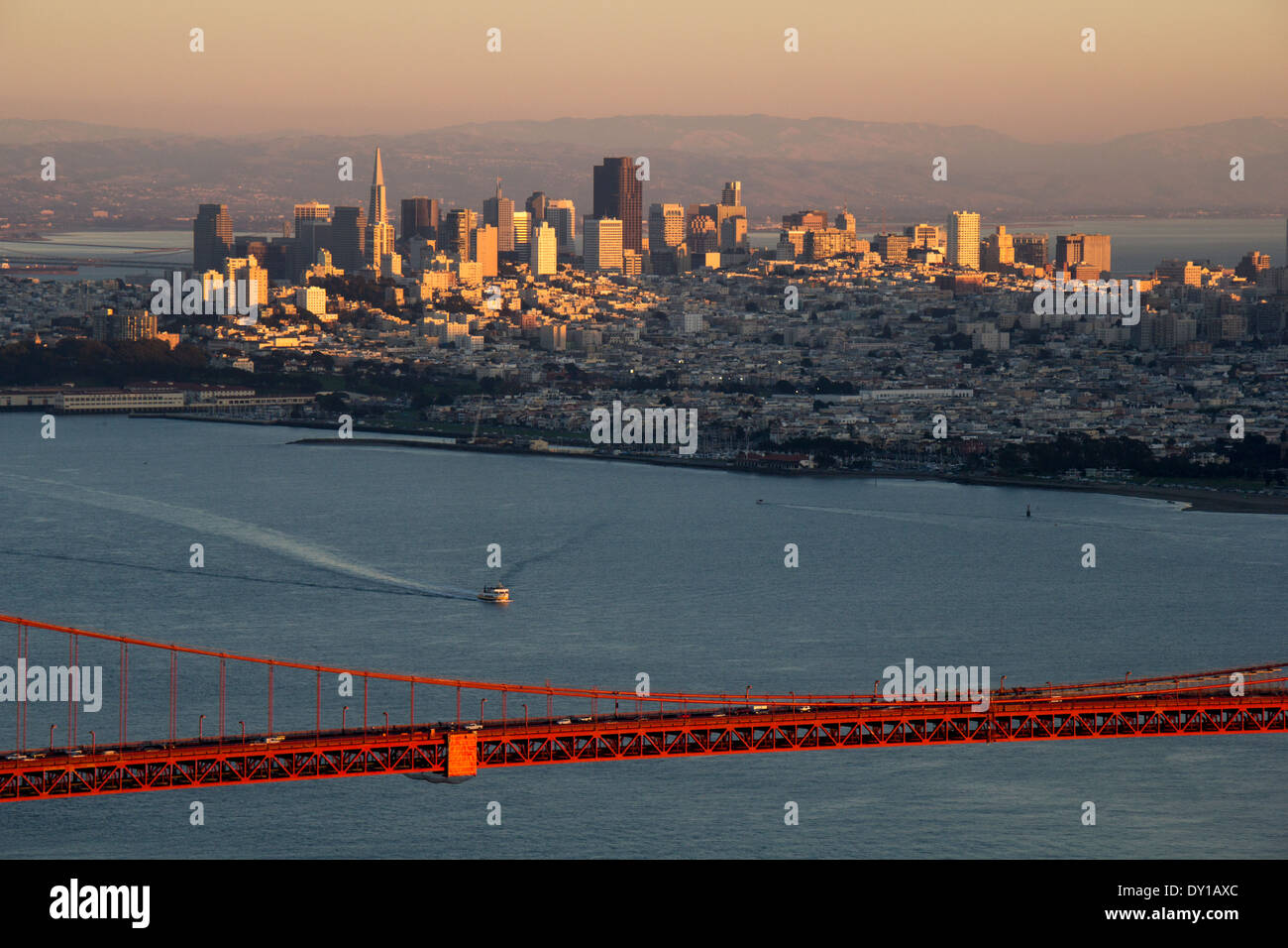 Sonnenuntergang über der Skyline von San Francisco, San Francisco, Kalifornien, USA Stockfoto