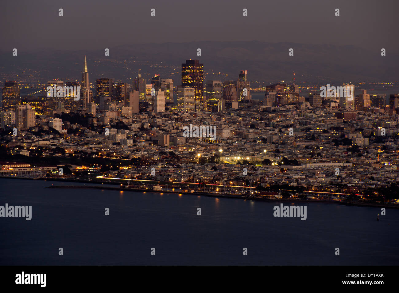 Skyline von San Francisco bei Nacht, San Francisco, Kalifornien, USA. Stockfoto
