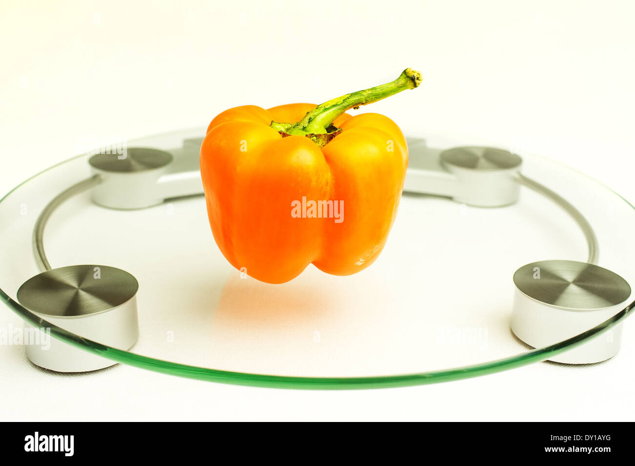 Orange Paprika auf der Waage für Gewicht-Kontrolle-Diät Stockfotografie -  Alamy