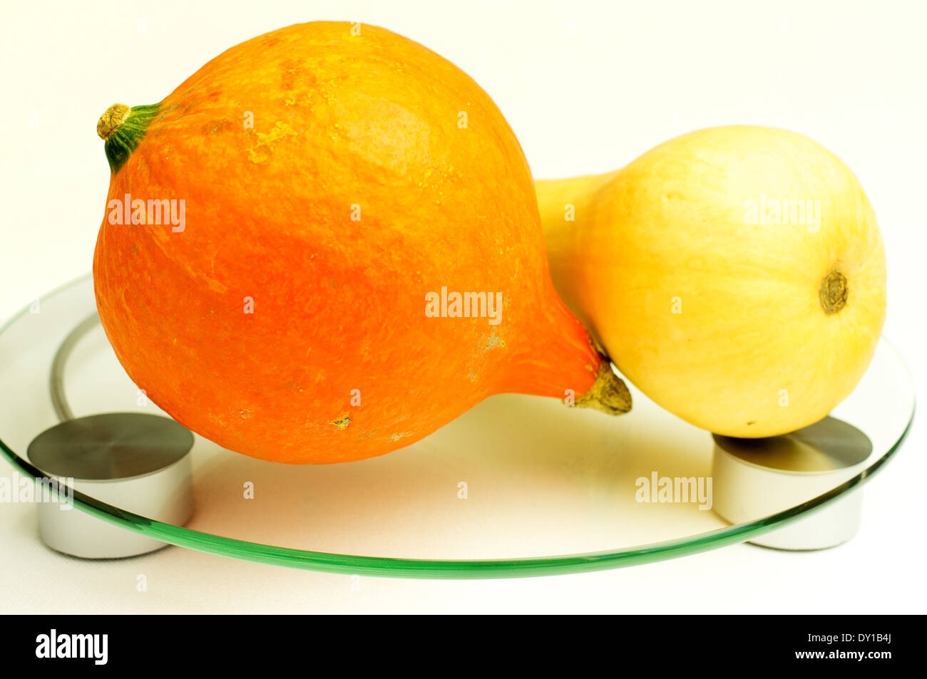 Zwei Kürbis orange Kugel und gelben Flaschen. Waagen für Diät-Kontrolle. Stockfoto