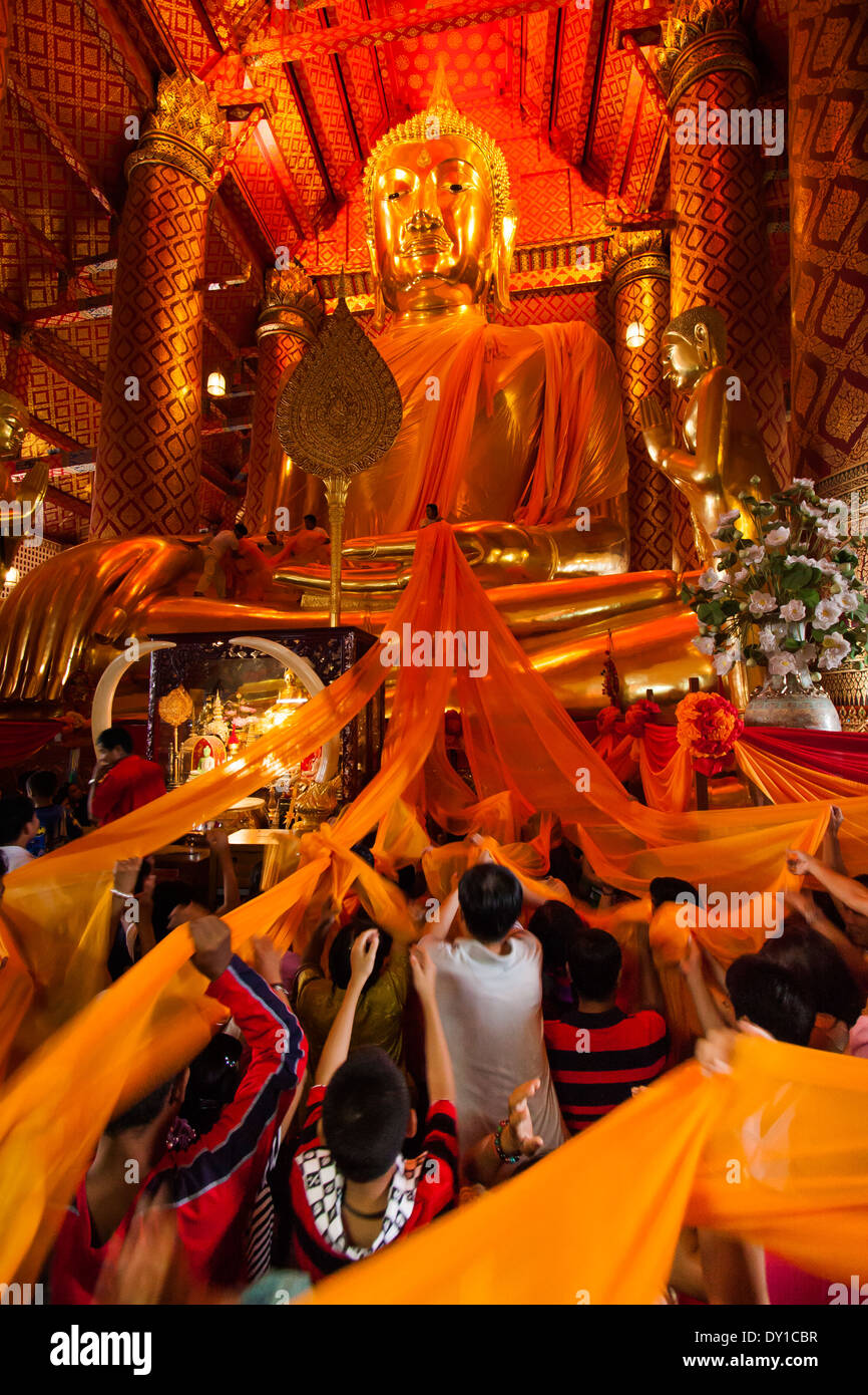 Menschen berühren Tuch der Buddha-Statue im Wat Phanan Choeng-Tempel Stockfoto