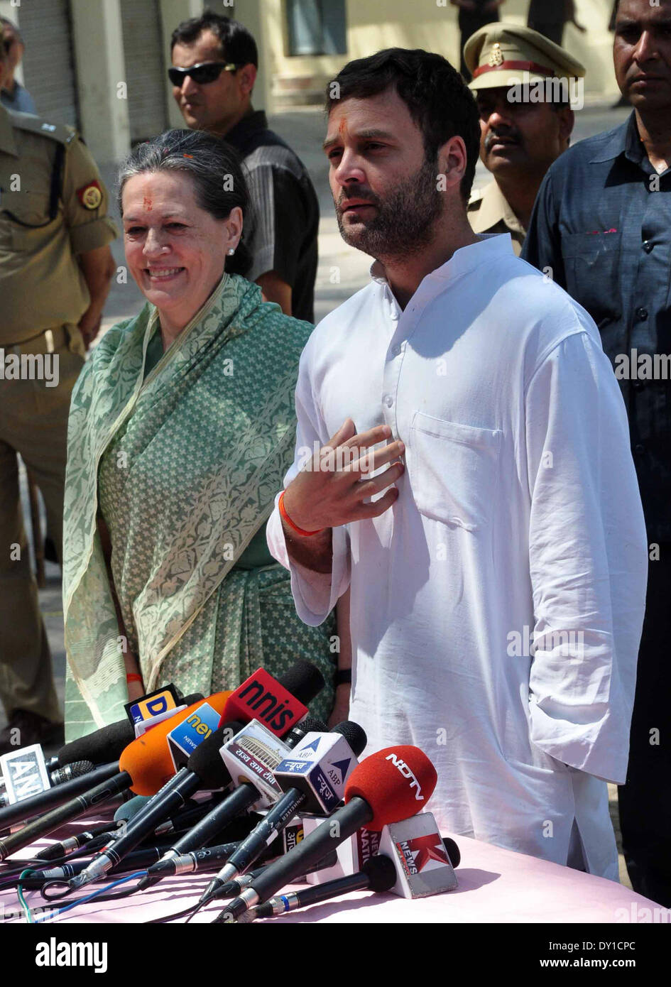 Rae Bareli, Indien. 2. April 2014. Indiens Urteil Congress party chief Sonia Gandhi (L) und ihrem Sohn Rahul Gandhi, Vizepräsident der Partei, sprechen Sie mit Medien vor der Einreichung ihrer Nominierung Papiere für die bevorstehenden Parlamentswahlen in Rae Bareli, Indien, 2. April 2014. Indien hält nationale Wahlen vom 7. April bis 12. Mai startet eine Abstimmung, die viele Beobachter als die wichtigste Wahl in mehr als 30 Jahren in dem Land zu sehen. Bildnachweis: Stringer/Xinhua/Alamy Live-Nachrichten Stockfoto