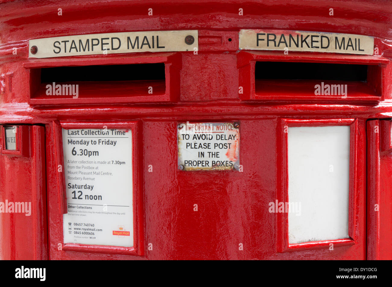 Eine Säule Box mit separate Öffnungen für gestempelt und Post frankiert. Stockfoto