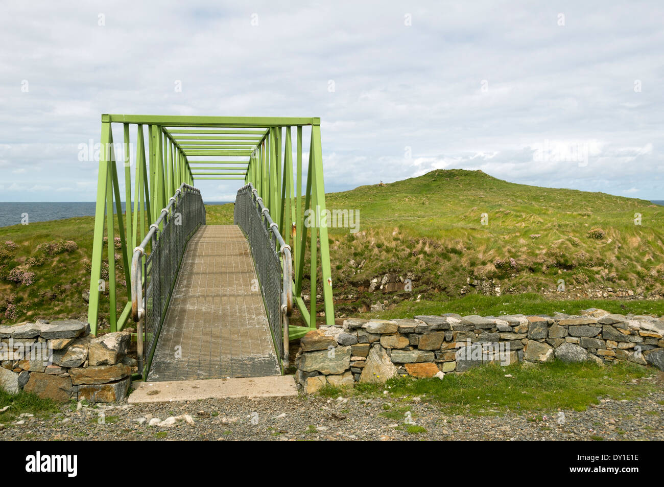 Fußgängerbrücke, die Dùn Èistean archäologische Stätte, die auf einem Inter - Gezeiten Meer-Stack, Lewis, Western Isles, Schottland, UK Stockfoto