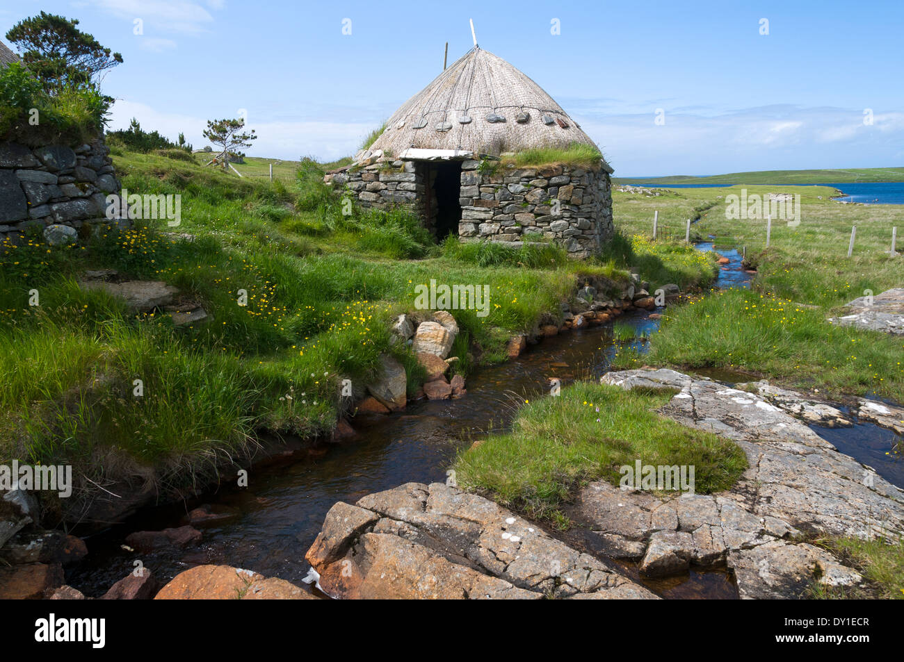 Rekonstruiertes Eisenzeit Norse Mill und Brennofen bei Shawbost, Lewis, Western Isles, Schottland, Großbritannien. Stockfoto