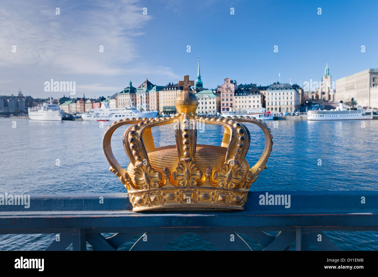 Stockholm Hafen Krone auf Brücke. Gamla Stan im Hintergrund. Schweden Stockfoto