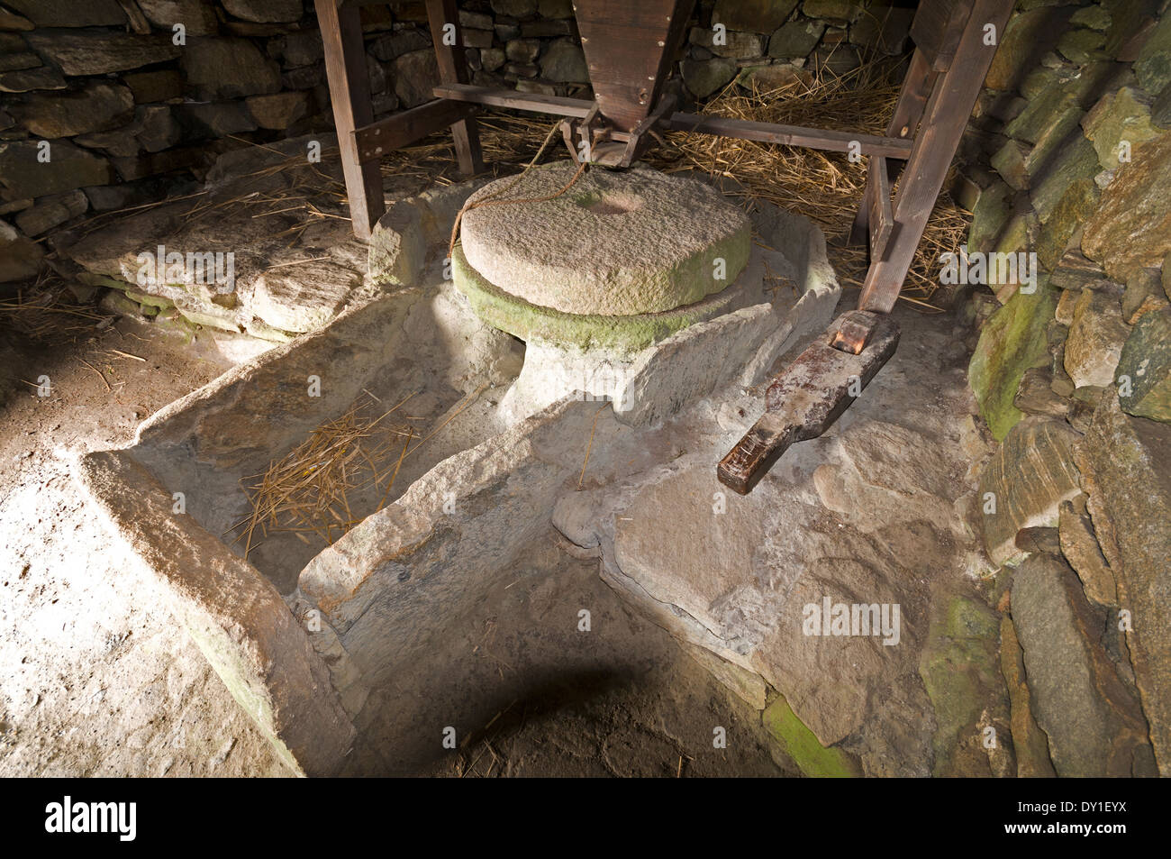 Innere des rekonstruierten Eisenzeit Norse Mill bei Shawbost, Lewis, Western Isles, Schottland, Großbritannien. Stockfoto