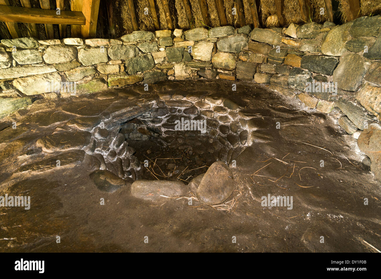 Innere des rekonstruierten Eisenzeit Norse Brennofen bei Shawbost, Lewis, Western Isles, Schottland, Großbritannien. Stockfoto