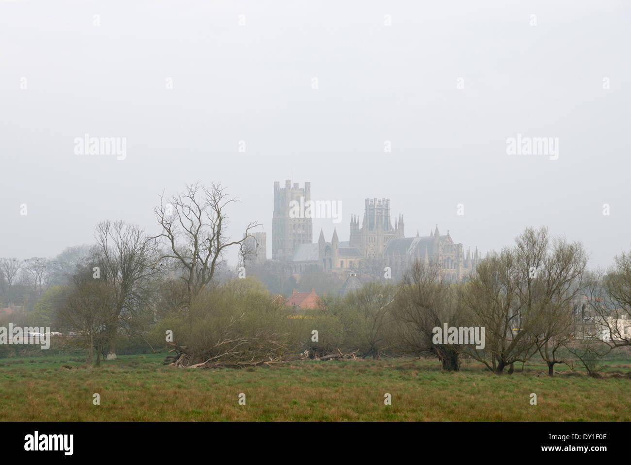 Ely, Großbritannien. 3. April 2014. Ely Kathedrale in einem Staub beladene Himmel kurz nach Sonnenaufgang in Ely in Cambridgeshire Fens 3. April 2014. Der Dunst verursacht durch Wettersysteme verschmutzten Luft aus Europa und Staub aus der Sahara bringen. Besonders auffällig war in der flachen Landschaft der Fens. Atlantik Wetter wird festgelegt, um die Atmosphäre von morgen zu erfrischen. Bildnachweis: Julian Eales/Alamy Live-Nachrichten Stockfoto