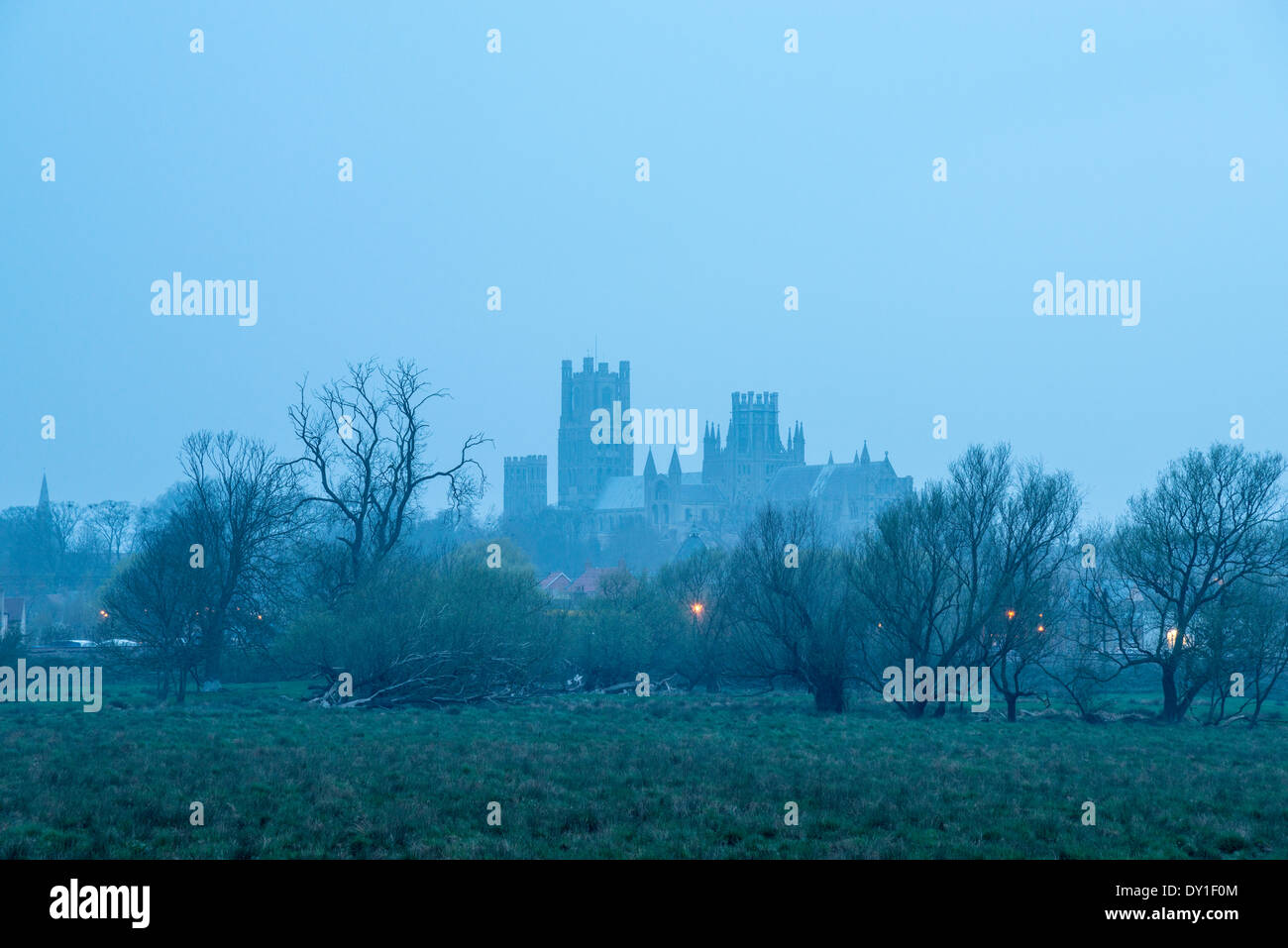 Ely, Großbritannien. 3. April 2014. Ely Kathedrale in einem Staub beladene Himmel kurz nach Sonnenaufgang in Ely in Cambridgeshire Fens 3. April 2014. Der Dunst verursacht durch Wettersysteme verschmutzten Luft aus Europa und Staub aus der Sahara bringen. Besonders auffällig war in der flachen Landschaft der Fens. Atlantik Wetter wird festgelegt, um die Atmosphäre von morgen zu erfrischen. Bildnachweis: Julian Eales/Alamy Live-Nachrichten Stockfoto