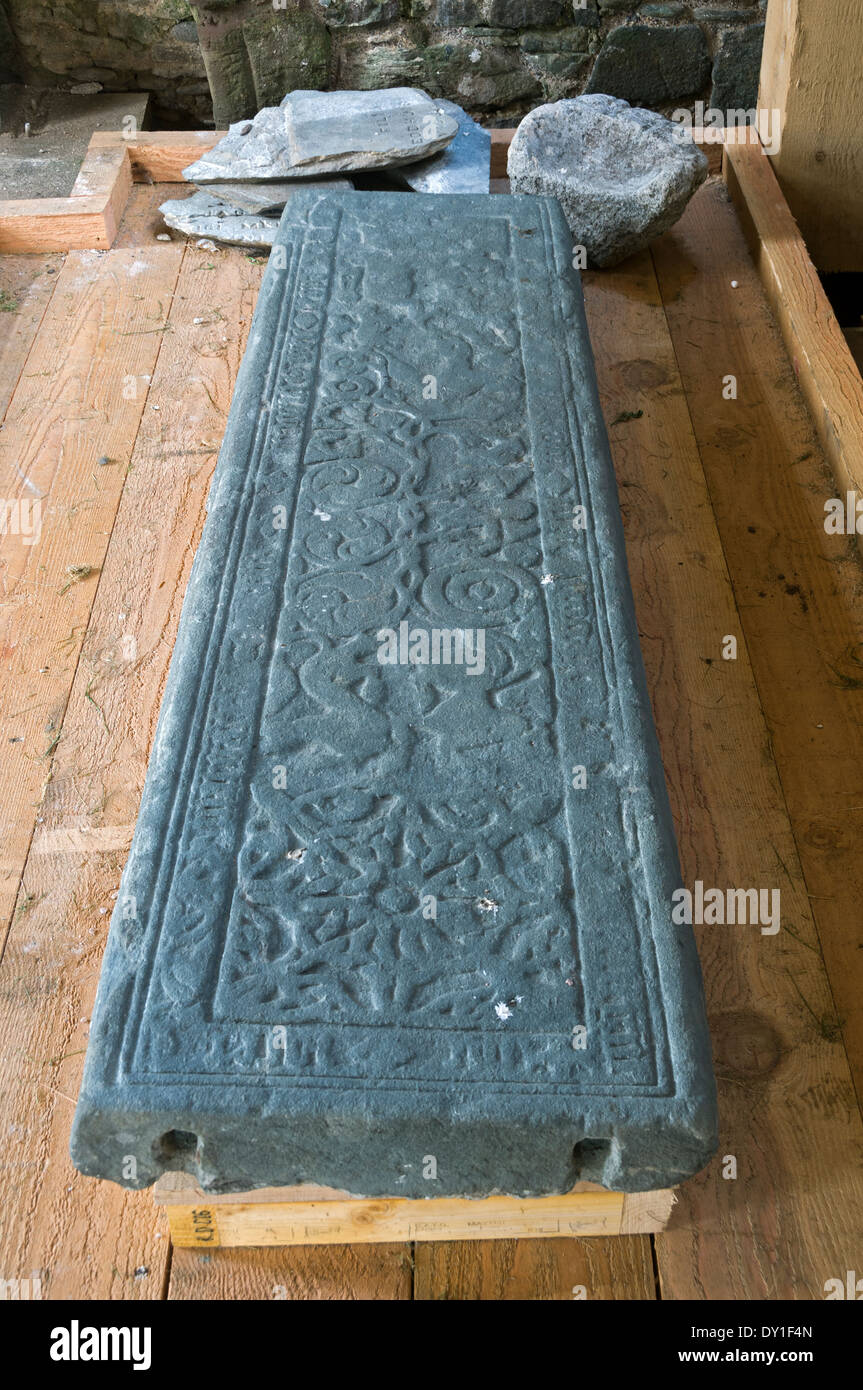 Grabplatte im Inneren der Kapelle der Benutzeroberfläche oder Auge, Kirche St. Columba, Aiginish, in der Nähe von Stornoway, Lewis, Western Isles, Schottland, UK Stockfoto