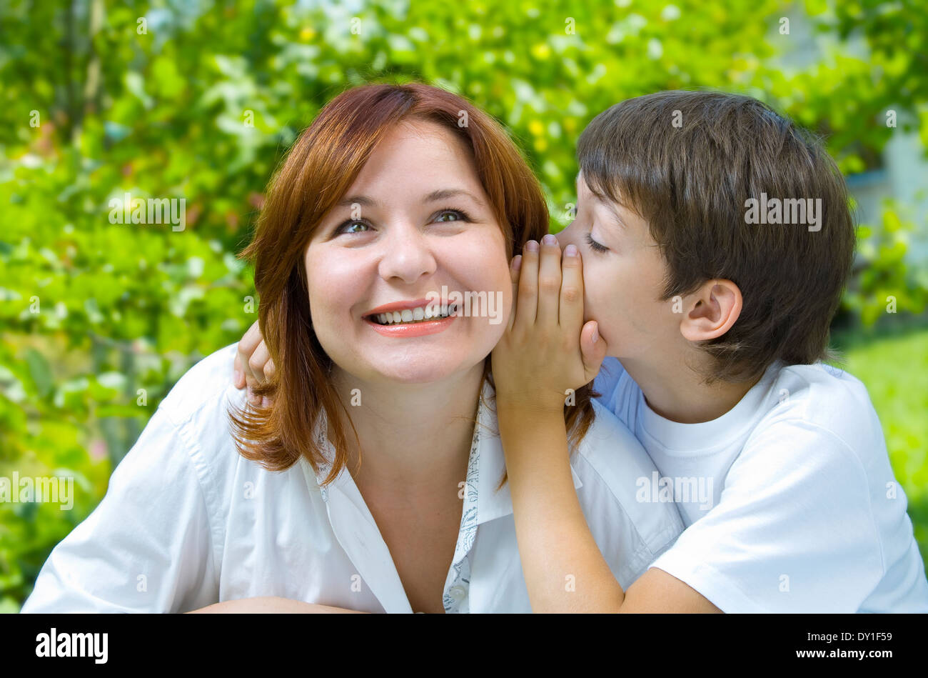 Porträt eines jungen mit seiner Mutter im Sommer Umwelt Stockfoto