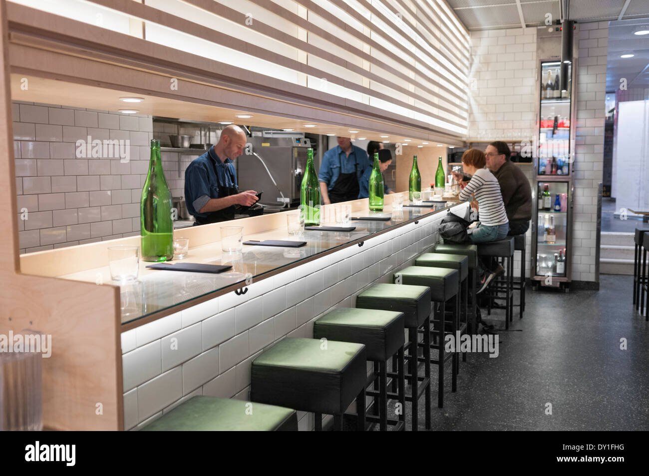 Moderne Food Bar im Hotorget Hay Market Indoor Food Hall Stockholm Schweden Stockfoto