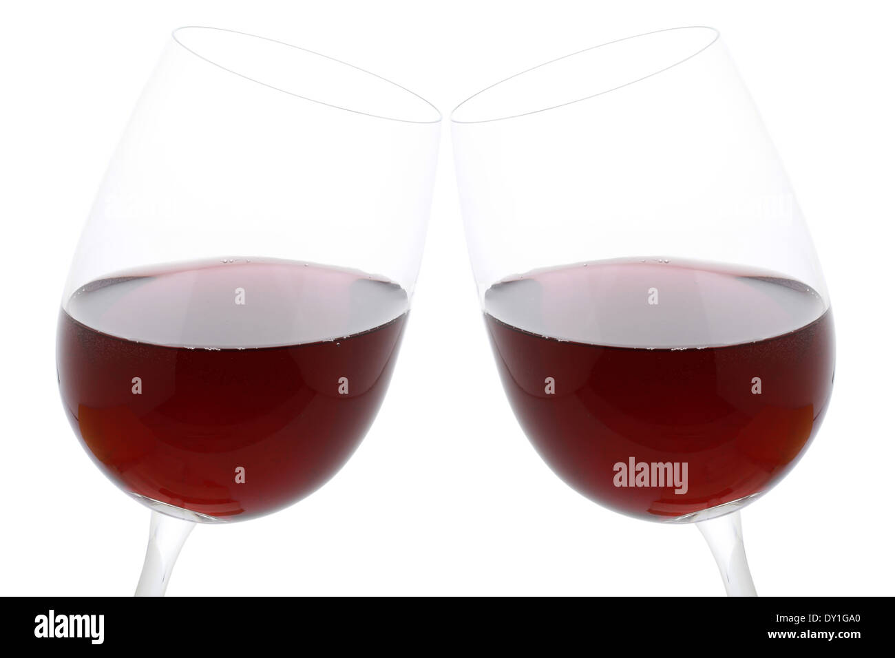 Anstoßen mit Rotwein, isoliert auf weißem Hintergrund Stockfoto