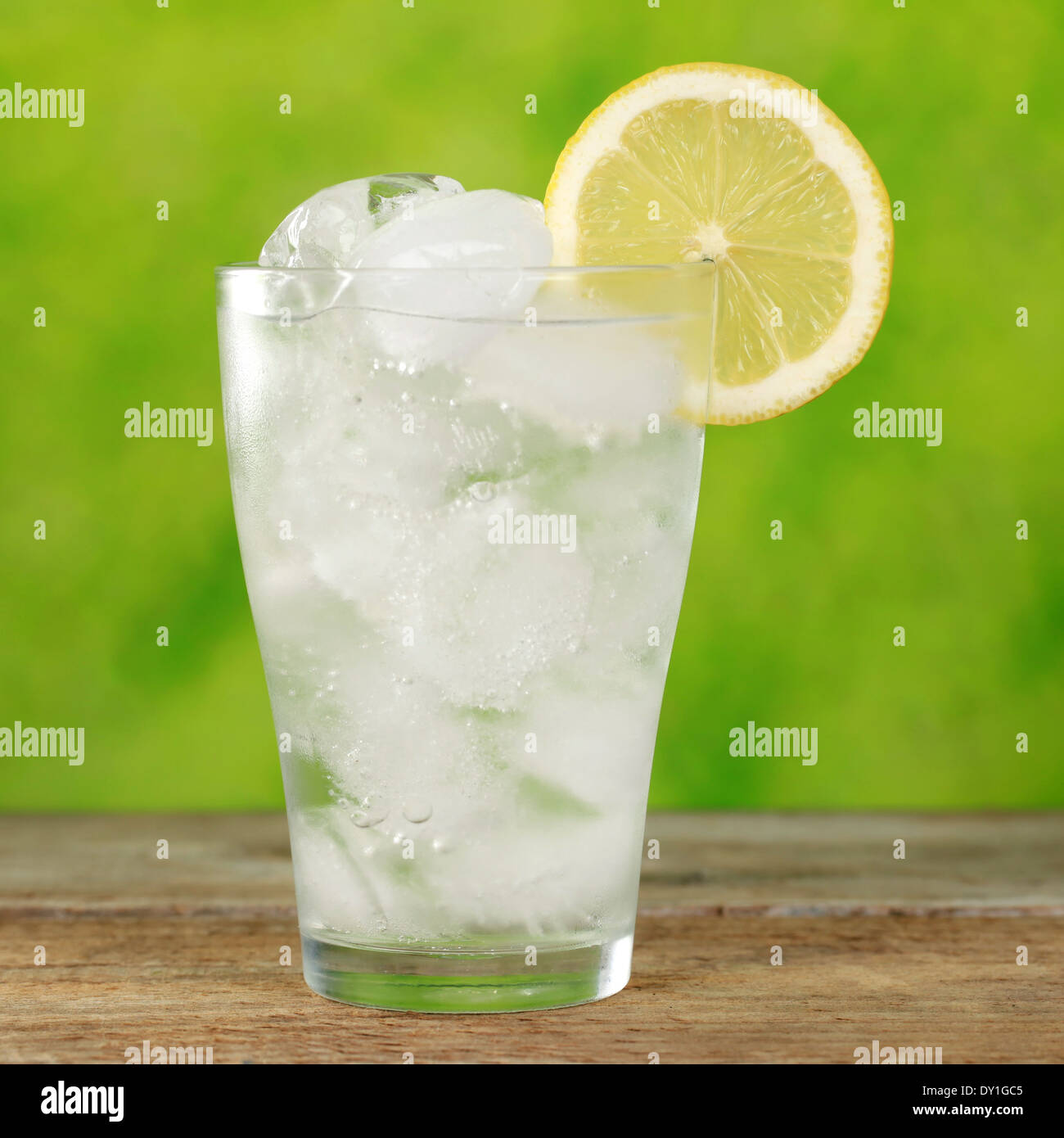 Glas mit Wasser und Eiswürfeln serviert mit Zitrone Stockfoto