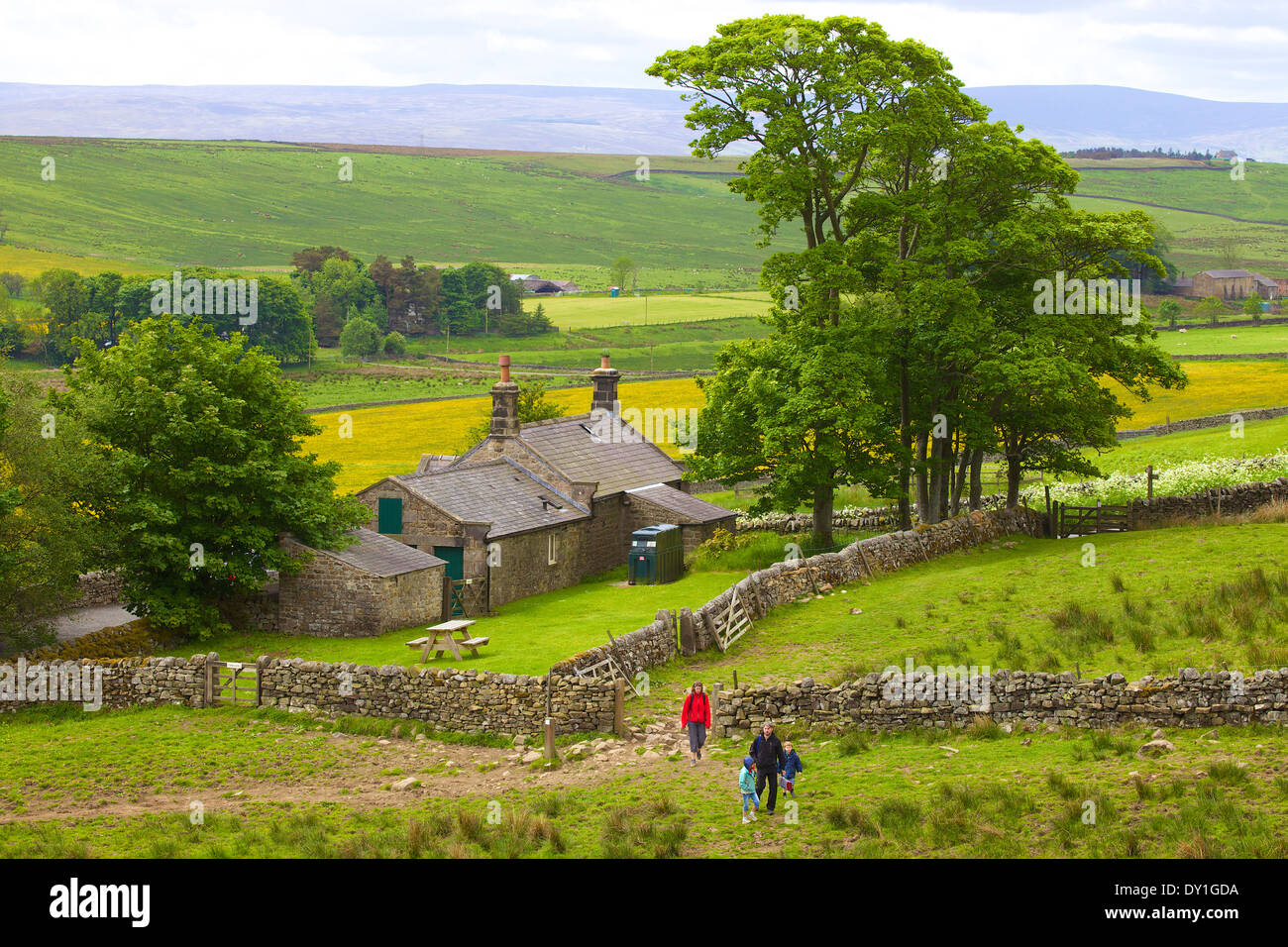 Familie gehen von Peel Schutzhütte Stahl Rigg Hadrians Wall Path Northumberland England Vereinigtes Königreich Großbritannien Stockfoto