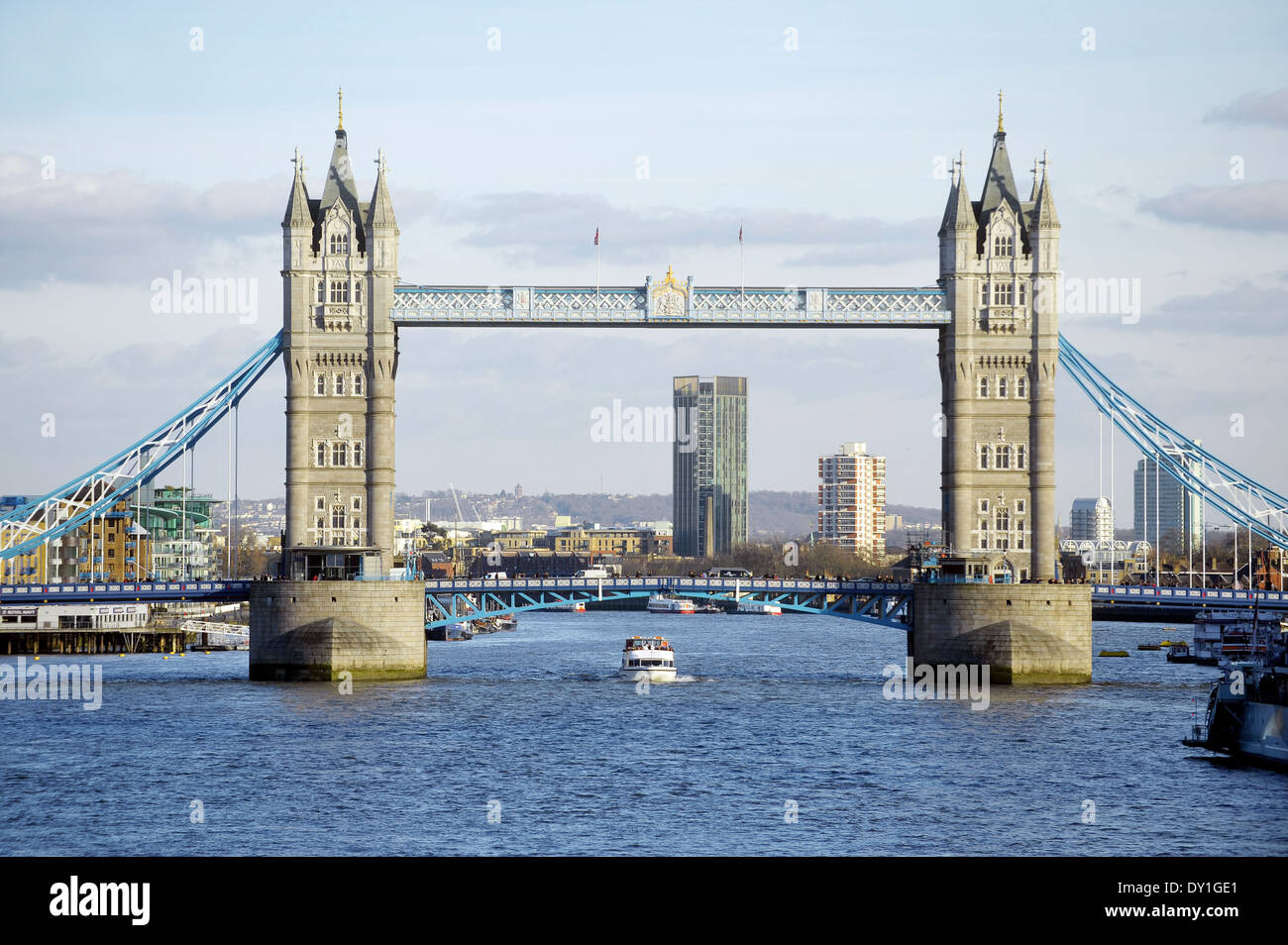LONDON - März 7: Tower Bridge von London Bridge am 7. März 2014 in London gesehen. Stockfoto