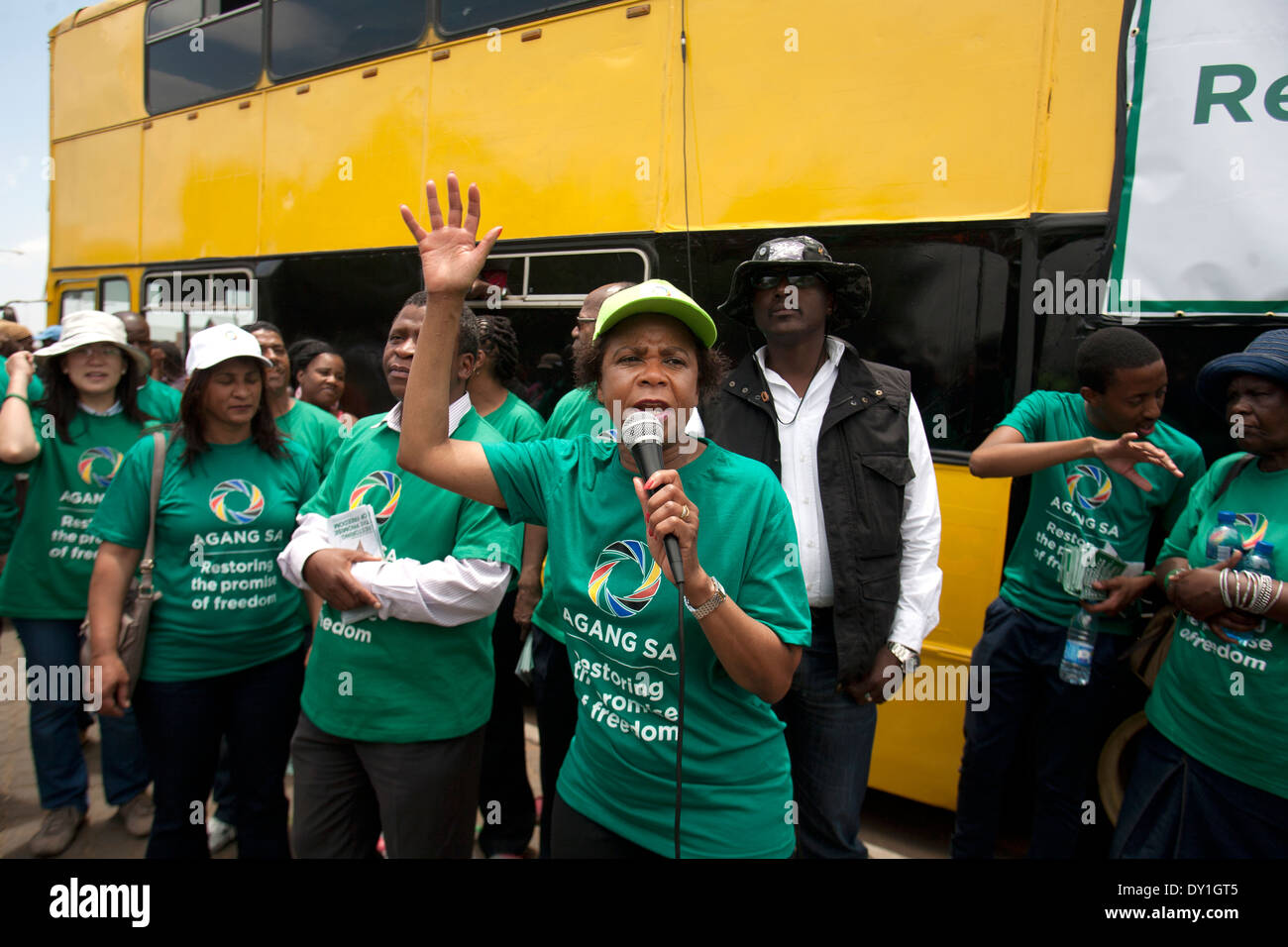 Agang SA Parteichef Mamphela Ramphele und Mitglieder seiner nationalen Wahlkampf gestartet und nahmen an einer Bustour in und um Stockfoto