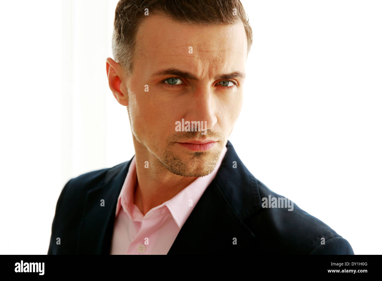 Closeup Portrait ein hübscher Mann isoliert auf weißem Hintergrund Stockfoto