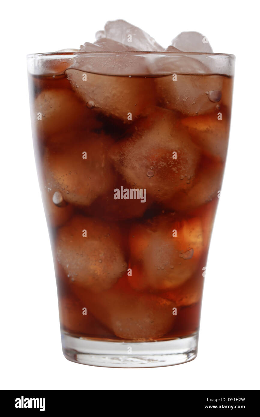 Kalte Cola in ein Glas mit Eiswürfeln, isoliert auf weißem Hintergrund Stockfoto